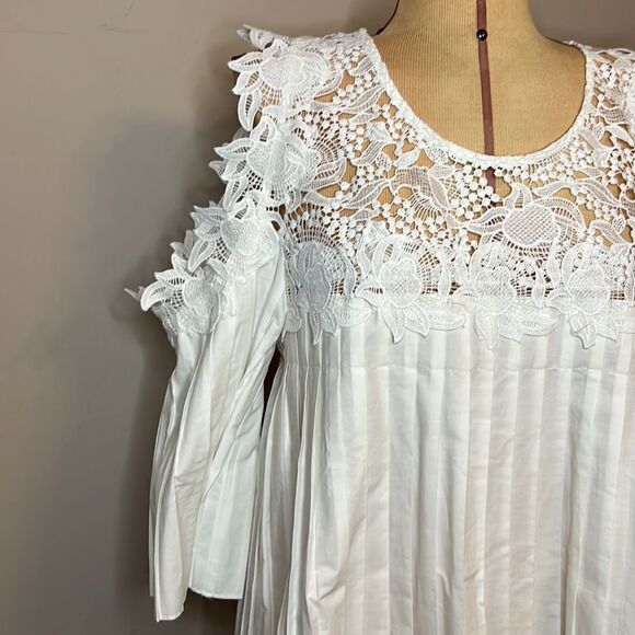 NWT Juliette Pleated a white Blouse with Lace Trim - Size Small - Picture 7 of 14
